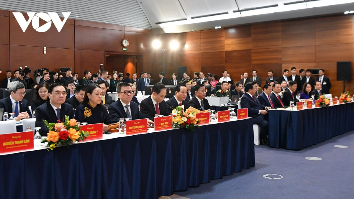 lanh dao Dang, nha nuoc tham quan trien lam va le phat hanh tem chao mung Dai hoi hinh anh 7