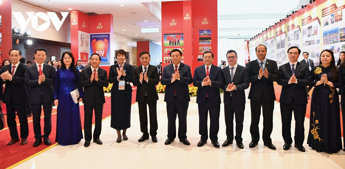 lanh dao Dang, nha nuoc tham quan trien lam va le phat hanh tem chao mung Dai hoi hinh anh 6