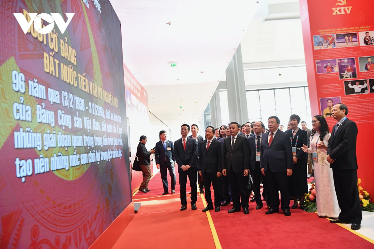 lanh dao Dang, nha nuoc tham quan trien lam va le phat hanh tem chao mung Dai hoi hinh anh 5