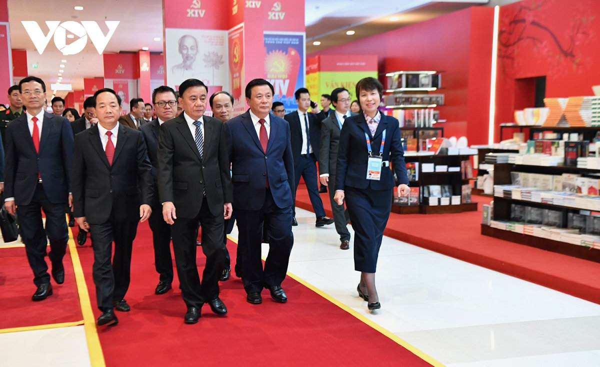 lanh dao Dang, nha nuoc tham quan trien lam va le phat hanh tem chao mung Dai hoi hinh anh 3