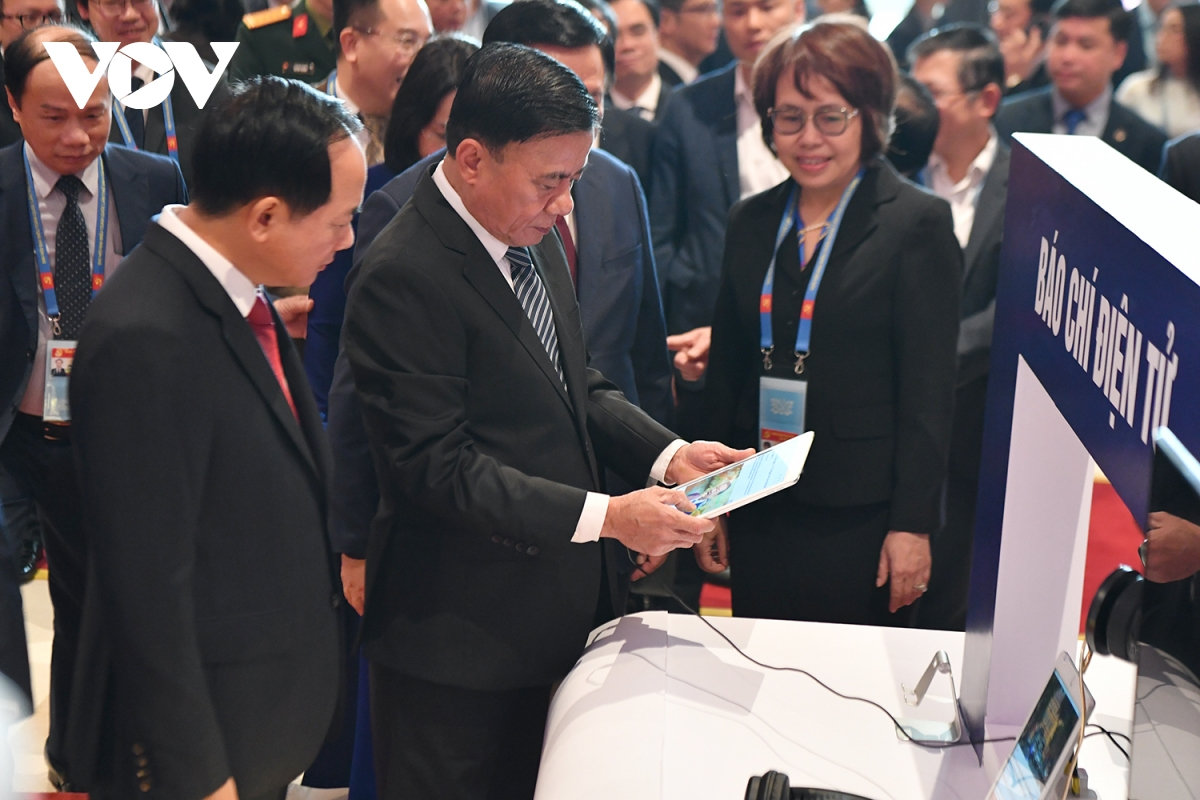 lanh dao Dang, nha nuoc tham quan trien lam va le phat hanh tem chao mung Dai hoi hinh anh 2