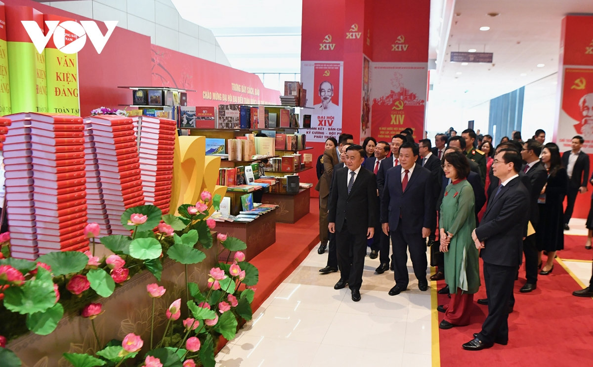 lanh dao Dang, nha nuoc tham quan trien lam va le phat hanh tem chao mung Dai hoi hinh anh 1