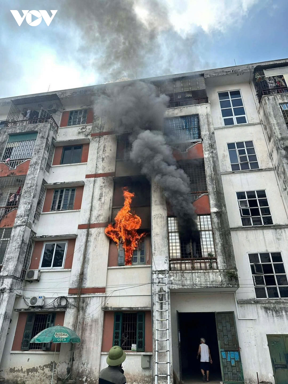 can ho trong chung cu o nghe an bung chay khi chu nha di vang hinh anh 1