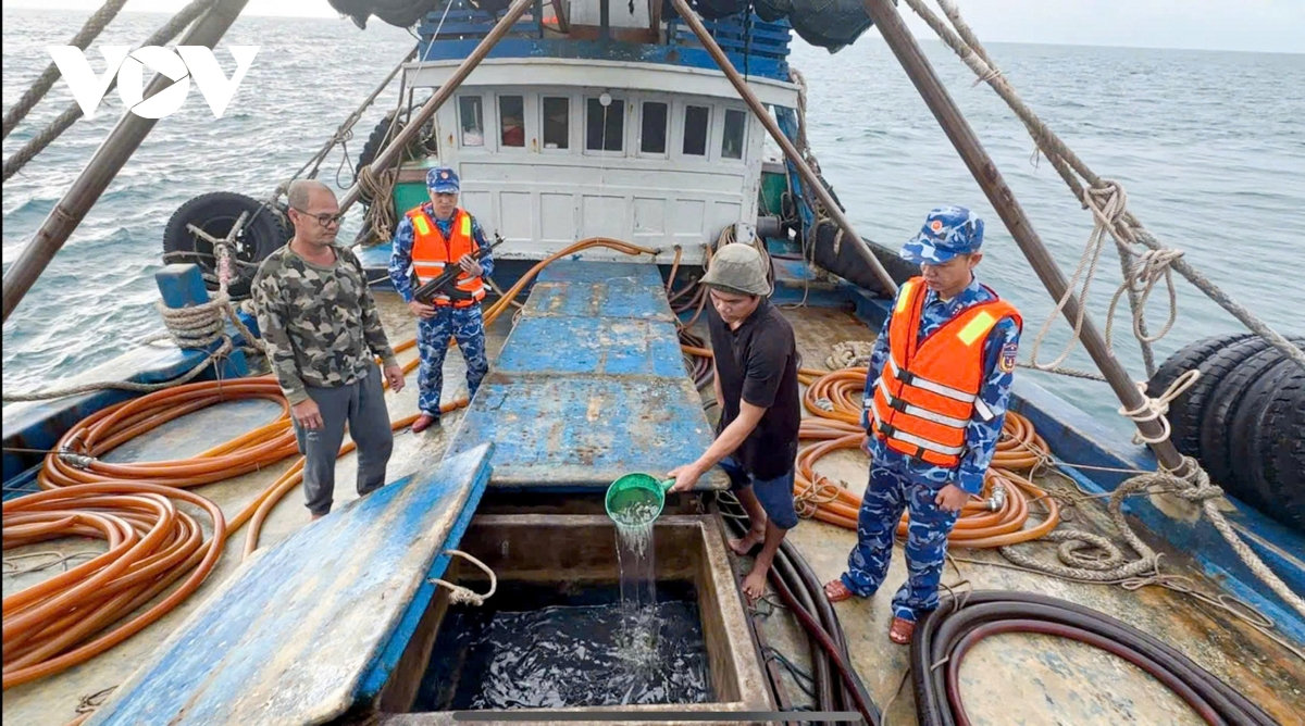 cảnh sát biển bắt giữ tàu cá vận chuyển trái phép 100.000 lít dầu d.o hình ảnh 1 canh sat bien bat giu tau ca van chuyen trai phep 100.000 lit dau d.o hinh anh 1