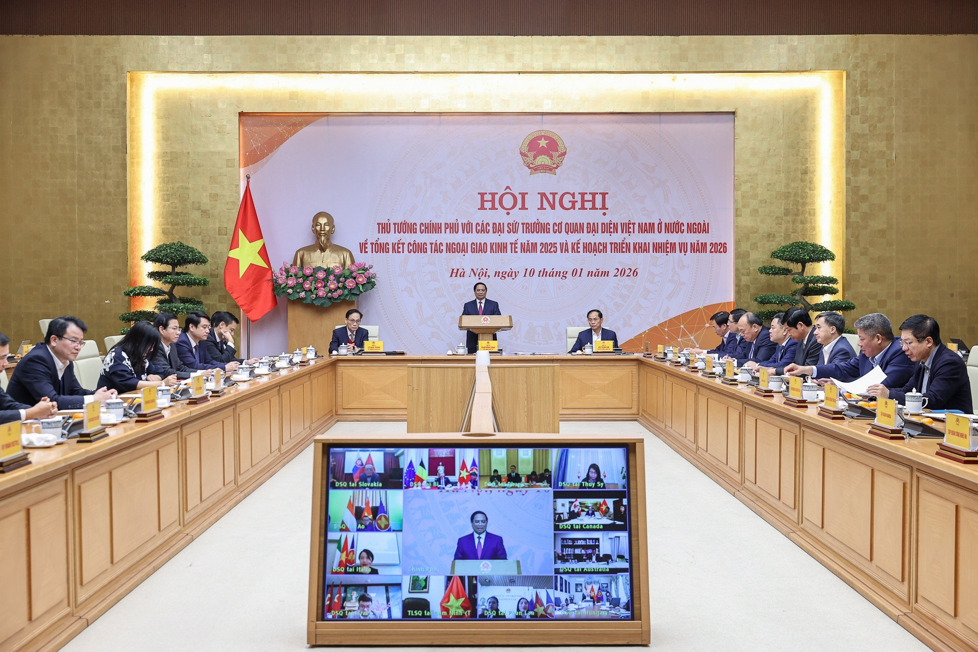Chủ trì Hội nghị trực tuyến với các Đại sứ, Trưởng Cơ quan đại diện Việt Nam ở nước ngoài về tổng kết công tác ngoại giao kinh tế năm 2025 và triển khai nhiệm vụ năm 2026, tối 10/1, Thủ tướng đánh giá, ngoại giao kinh tế đạt kết quả quan trọng mang tính