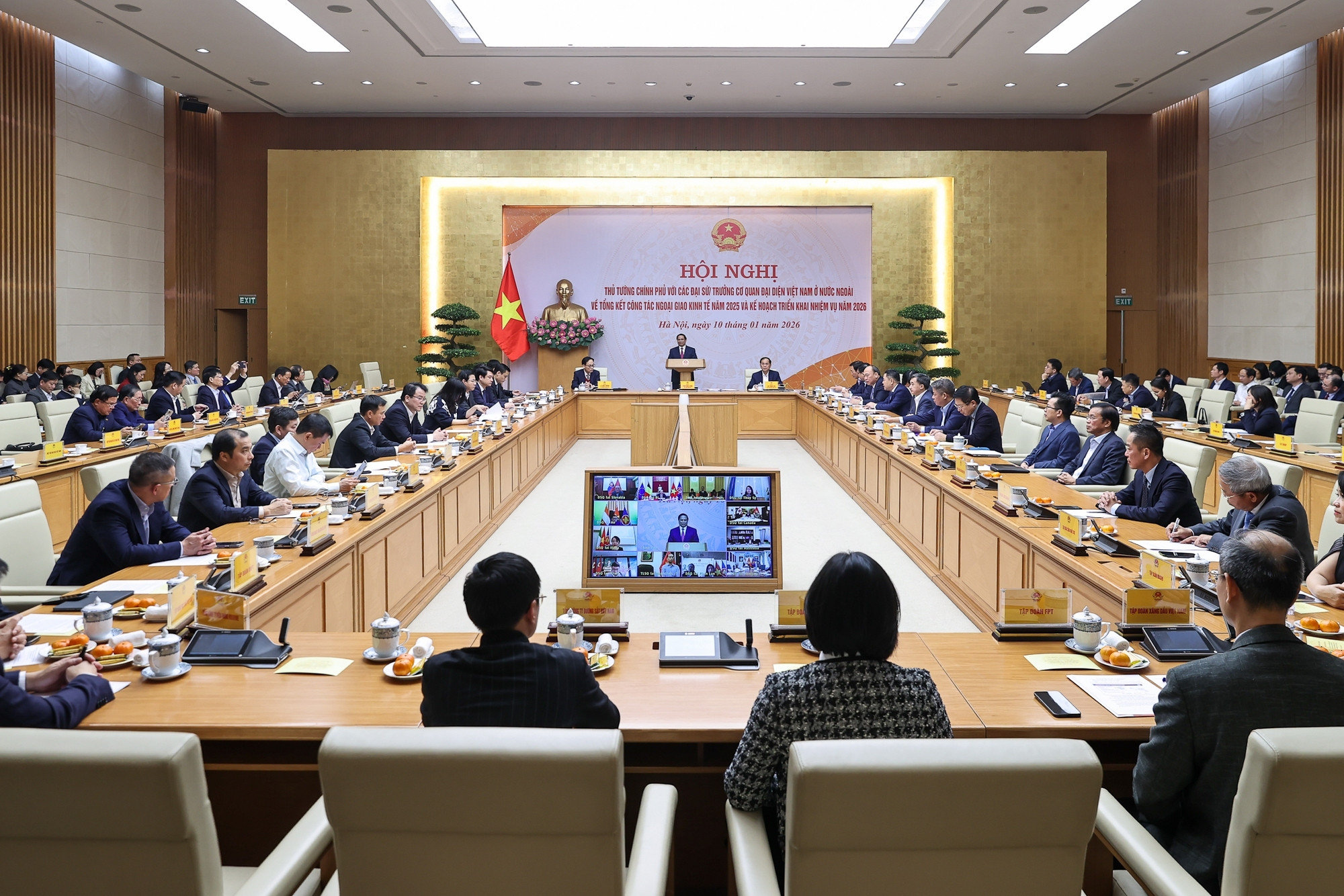 Tại Hội nghị trực tuyến với các Đại sứ, Trưởng Cơ quan đại diện Việt Nam ở nước ngoài về tổng kết công tác ngoại giao kinh tế năm 2025 và triển khai nhiệm vụ năm 2026, tối 10/1, Thủ tướng yêu cầu các bộ, ngành, địa phương, doanh nghiệp, nhất là các cơ quan đại diện Việt Nam ở nước ngoài phải thúc đẩy làm mới các động lực tăng trưởng truyền thống, đẩy mạnh khai thác hiệu quả các động lực tăng trưởng mới.