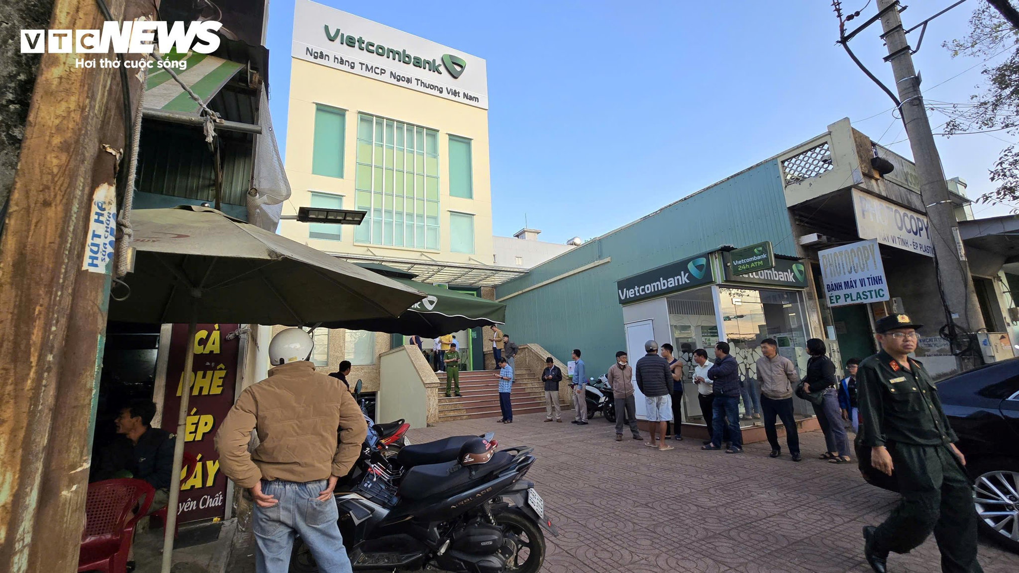 Lực lượng chức năng phong tỏa hiện trường.
