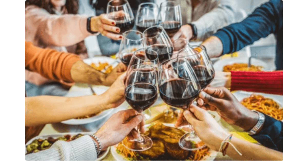Uống nhiều rượu bia làm tăng gánh nặng cho gan (Ảnh: Shutterstock)