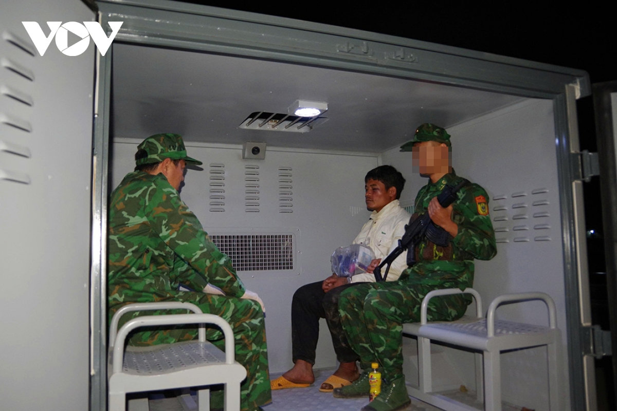 bat mot nguoi nuoc ngoai van chuyen hang nghin vien nen nghi ma tuy tong hop hinh anh 4