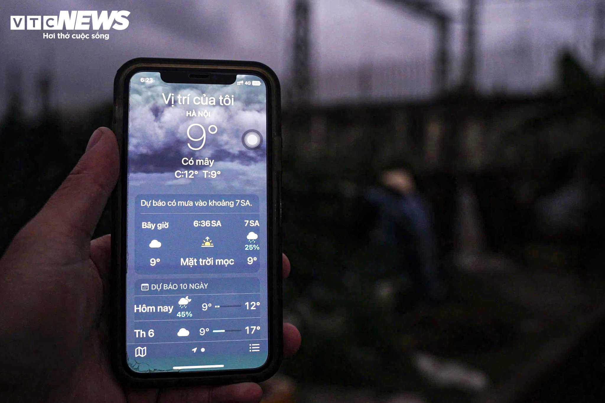 Hà Nội rét 9°C, nông dân trùm áo mưa kín mít ra đồng chăm hoa Tết - 2