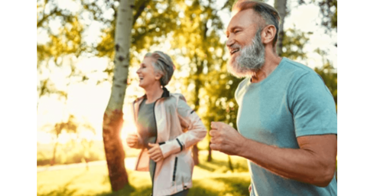 Đánh tay đúng cách giúp tăng hiệu quả vận động khi đi bộ (Ảnh: Shutterstock)