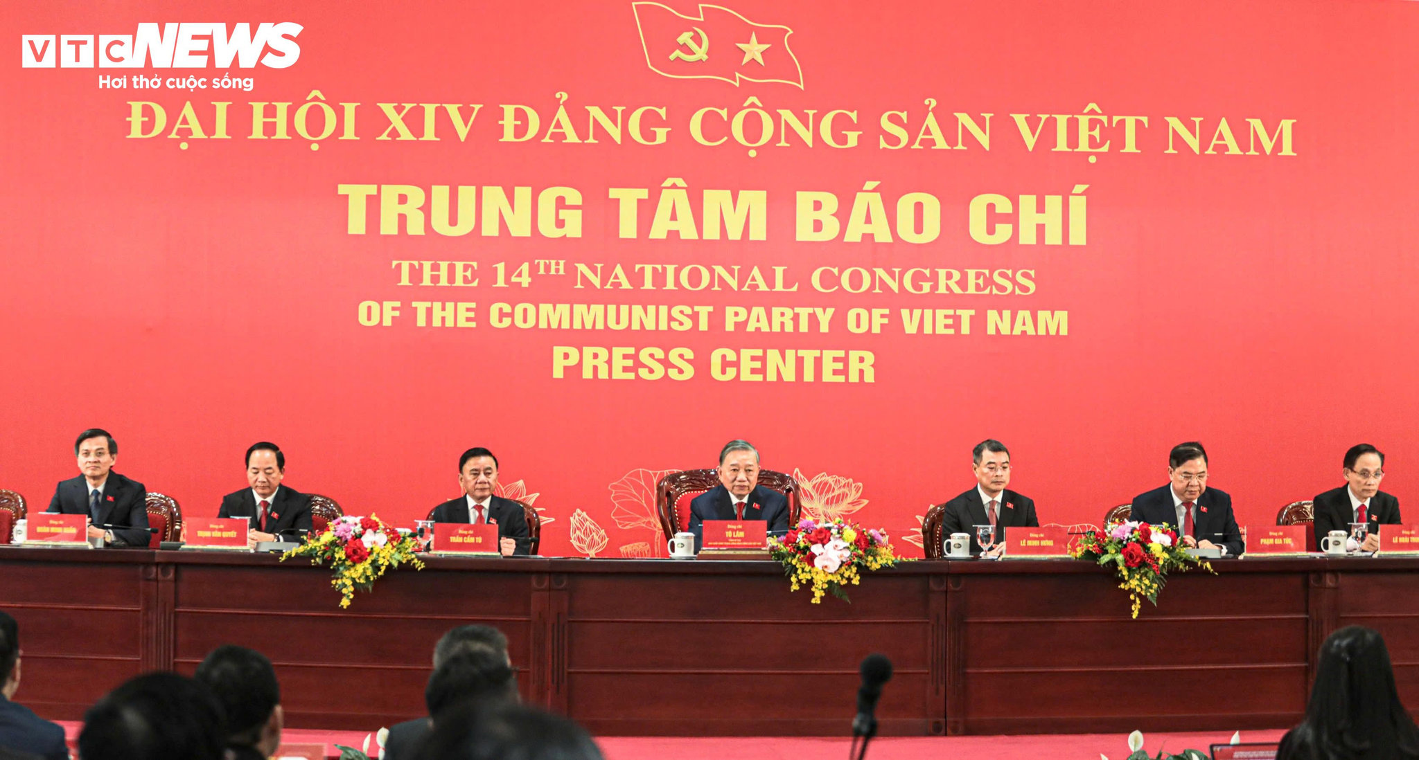 Ngay sau lễ bế mạc Đại hội XIV, Tổng Bí thư Tô Lâm; Thường trực Ban Bí thư Trần Cẩm Tú; Trưởng ban Tổ chức Trung ương Lê Minh Hưng; Trưởng ban Tuyên giáo và Dân vận Trung ương Trịnh Văn Quyết; Bộ trưởng Ngoại giao Lê Hoài Trung; Chánh Văn phòng Trung ương Đảng Phạm Gia Túc; Phó giám đốc Thường trực Học viện Chính trị quốc gia Hồ Chí Minh Đoàn Minh Huấn; Thứ trưởng Thường trực Bộ Văn hóa Thể thao và Du lịch Lâm Thị Phương Thanh đã tham dự họp báo công bố kết quả Đại hội Đảng XIV.