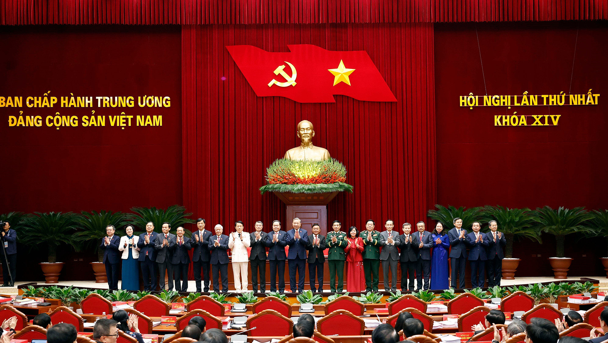 Tổng Bí thư Tô Lâm cùng các Ủy viên Bộ Chính trị, Ủy viên Ban Bí thư Ban Chấp hành Trung ương khóa XIV ra mắt tại Hội nghị lần thứ nhất Ban Chấp hành Trung ương Đảng khóa XIV. (Ảnh: TTXVN)