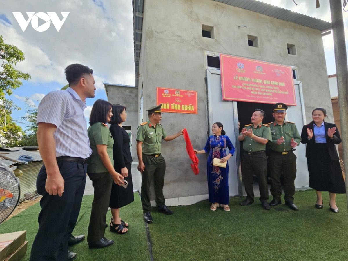 công an tỉnh lâm Đồng bàn giao 6 căn nhà tình nghĩa trên biên giới hình ảnh 2 cong an tinh lam Dong ban giao 6 can nha tinh nghia tren bien gioi hinh anh 2