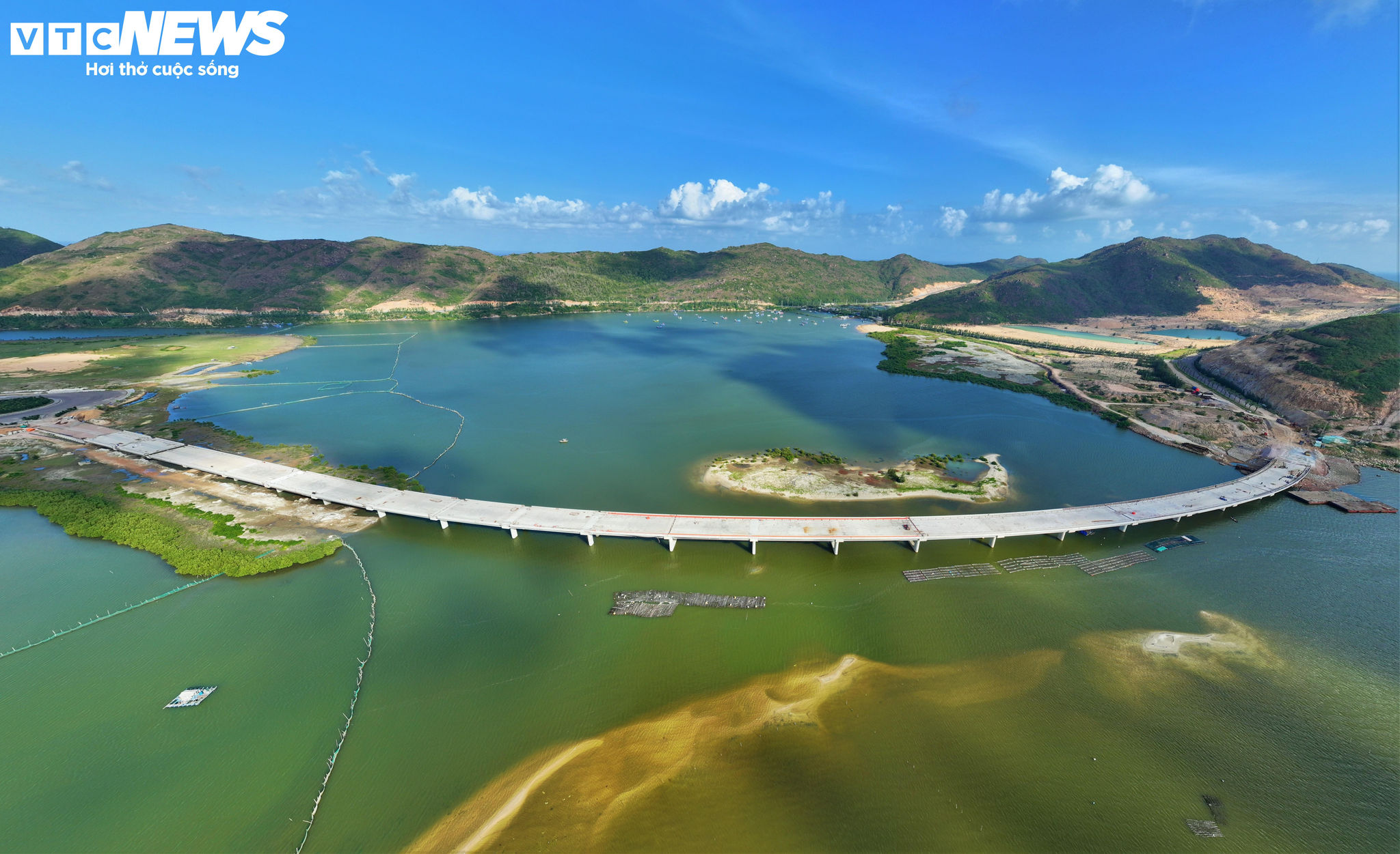 Trước đó, cầu Hải Giang được hợp long vào ngày 17/12, dự kiến sẽ thông xe kỹ thuật và nghiệm thu đưa vào sử dụng từ tháng 2/2026.