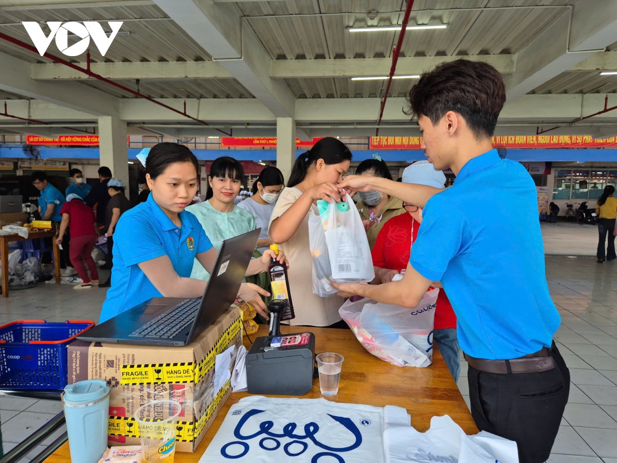 chăm lo tết tại tp.hcm chạm đến các phận nghèo mưu sinh hình ảnh 4 cham lo tet tai tp.hcm cham den cac phan ngheo muu sinh hinh anh 4
