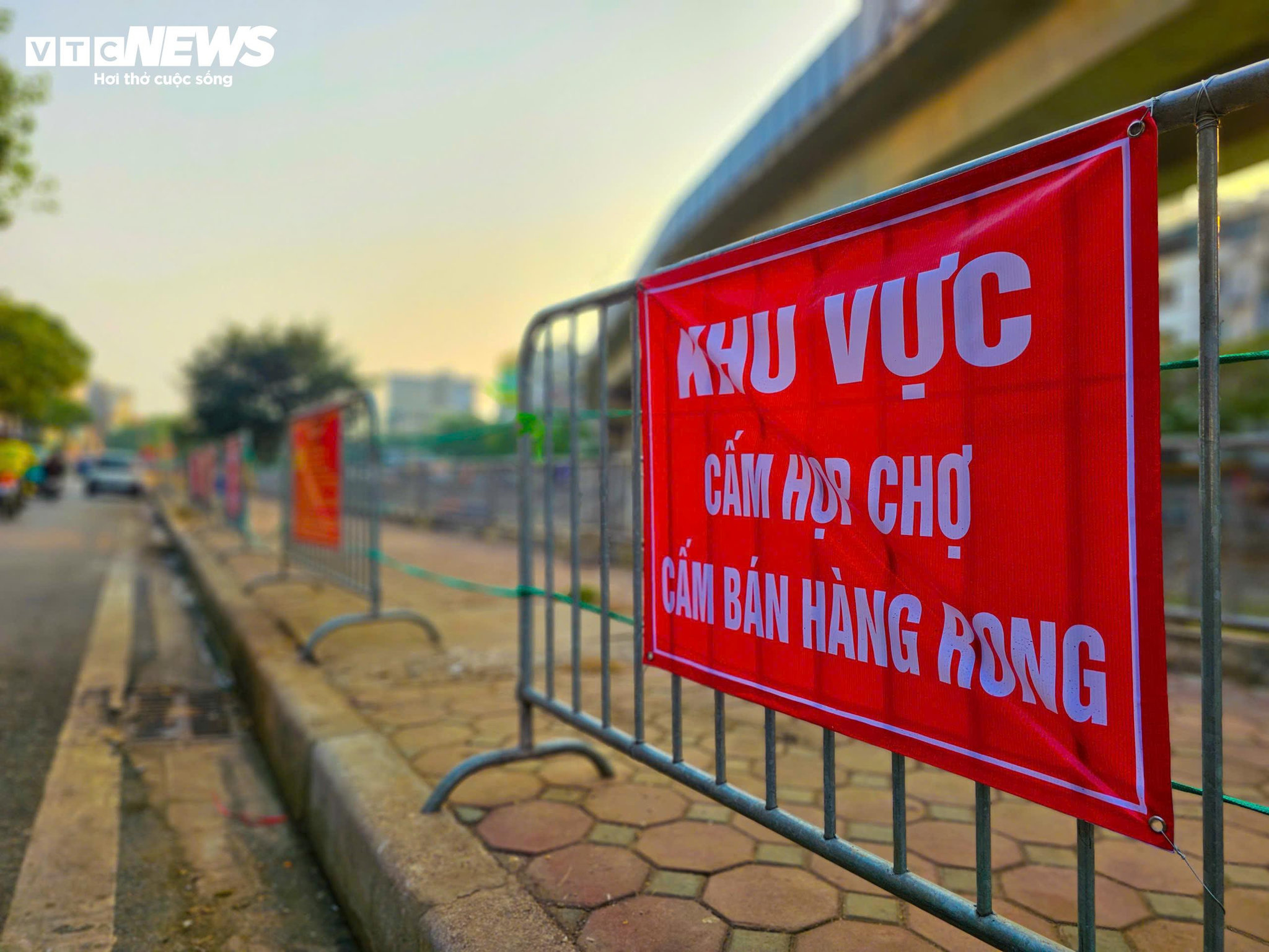 Khu vực gần Ngã Tư Sở – điểm nóng chợ cóc, buôn bán lấn chiếm vỉa hè trước đây, nay đã được rào chắn, treo biển cấm họp chợ, trả lại không gian thông thoáng cho người đi bộ và phương tiện giao thông.