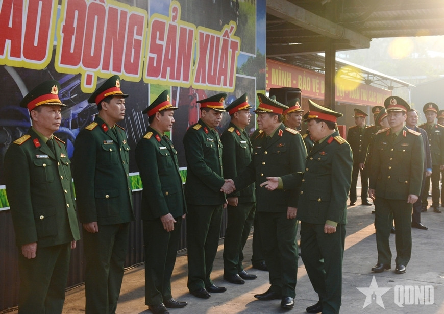 Dai tuong nguyen trong nghia tang qua nguoi lao dong mot so don vi thuoc binh doan 19 hinh anh 1