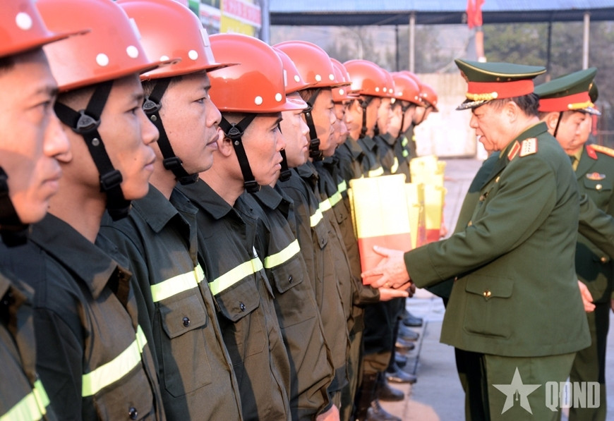 Dai tuong nguyen trong nghia tang qua nguoi lao dong mot so don vi thuoc binh doan 19 hinh anh 6