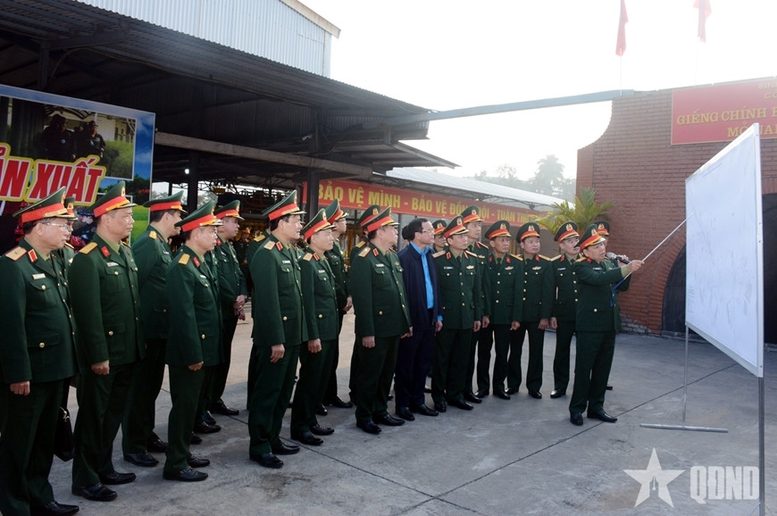 Dai tuong nguyen trong nghia tang qua nguoi lao dong mot so don vi thuoc binh doan 19 hinh anh 2