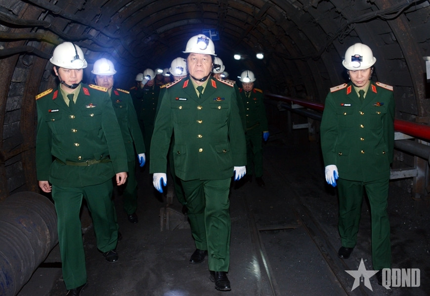 Dai tuong nguyen trong nghia tang qua nguoi lao dong mot so don vi thuoc binh doan 19 hinh anh 3