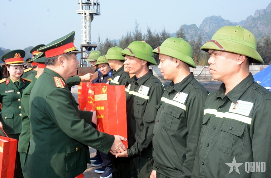 Dai tuong nguyen trong nghia tang qua nguoi lao dong mot so don vi thuoc binh doan 19 hinh anh 12