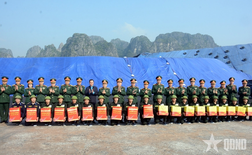 Dai tuong nguyen trong nghia tang qua nguoi lao dong mot so don vi thuoc binh doan 19 hinh anh 15