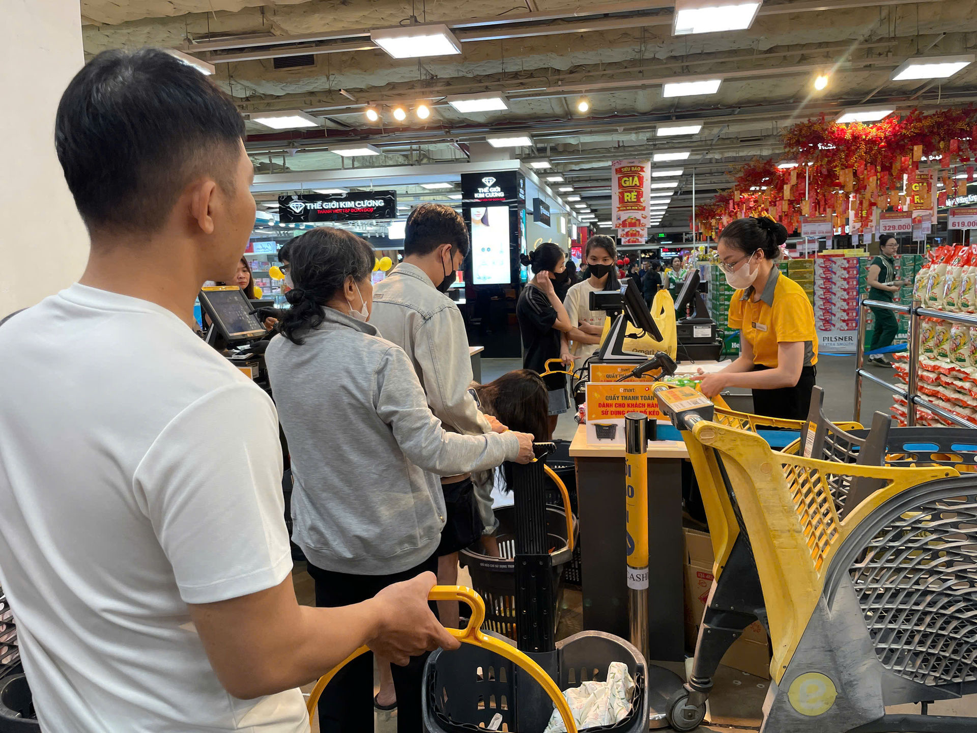 Người dân bắt đầu chen nhau đi sắm Tết, siêu thị cam kết trợ giá thịt heo - 18