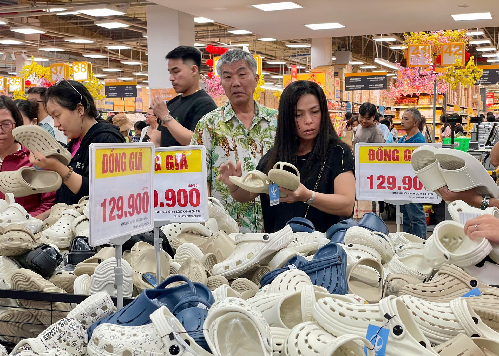 Người dân bắt đầu chen nhau đi sắm Tết, siêu thị cam kết trợ giá thịt heo - 14