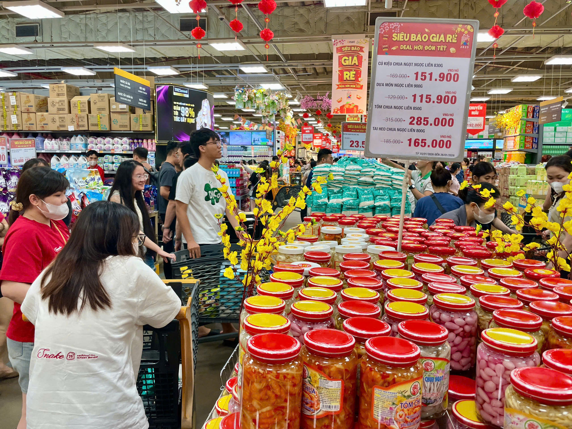 Người dân bắt đầu chen nhau đi sắm Tết, siêu thị cam kết trợ giá thịt heo - 12