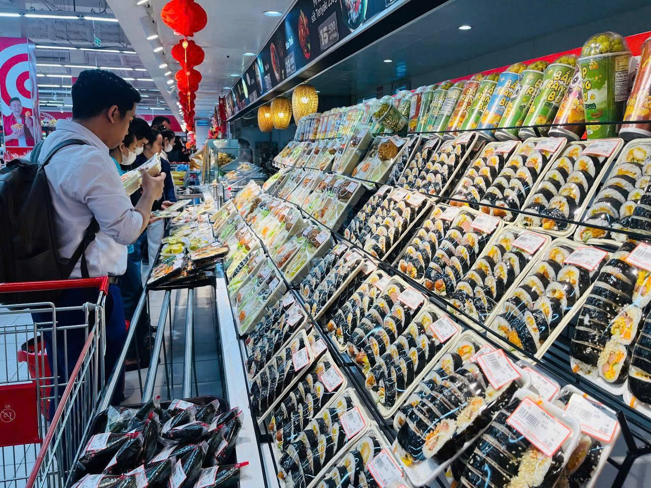 Người dân bắt đầu chen nhau đi sắm Tết, siêu thị cam kết trợ giá thịt heo - 9