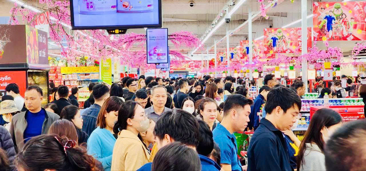 Người dân bắt đầu chen nhau đi sắm Tết, siêu thị cam kết trợ giá thịt heo - 7