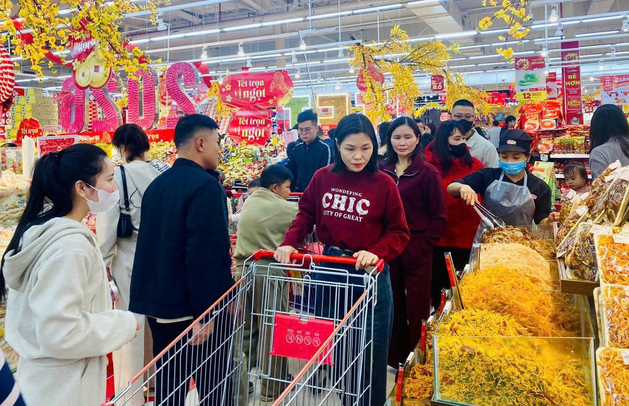 Người dân bắt đầu chen nhau đi sắm Tết, siêu thị cam kết trợ giá thịt heo - 2