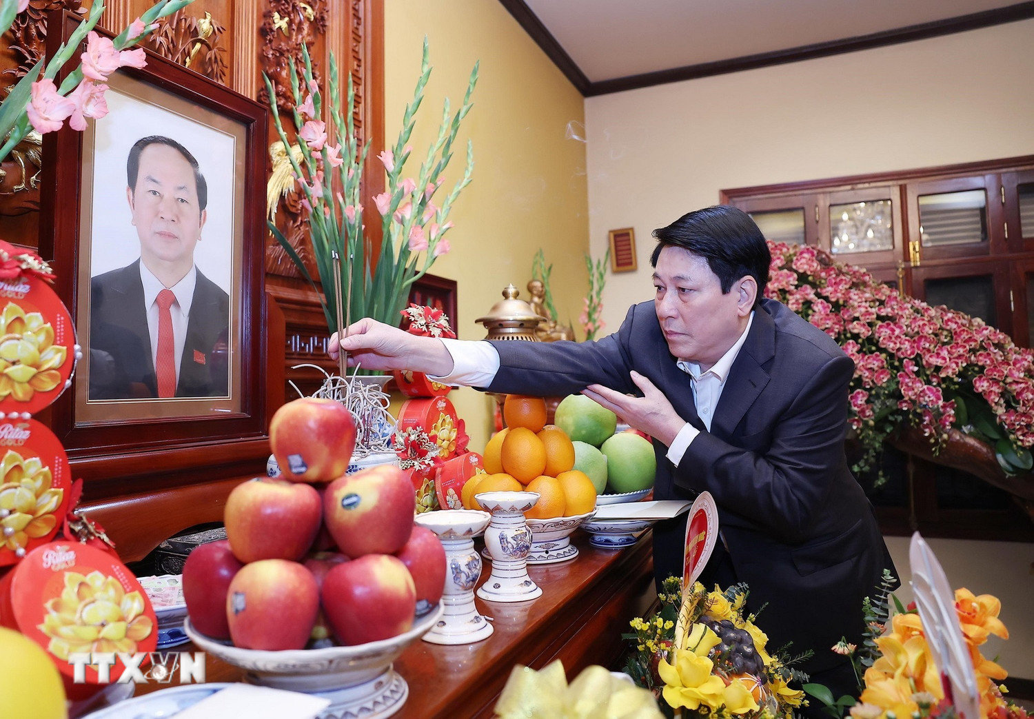 Chủ tịch nước Lương Cường dâng hương tưởng nhớ Chủ tịch nước Trần Đại Quang.