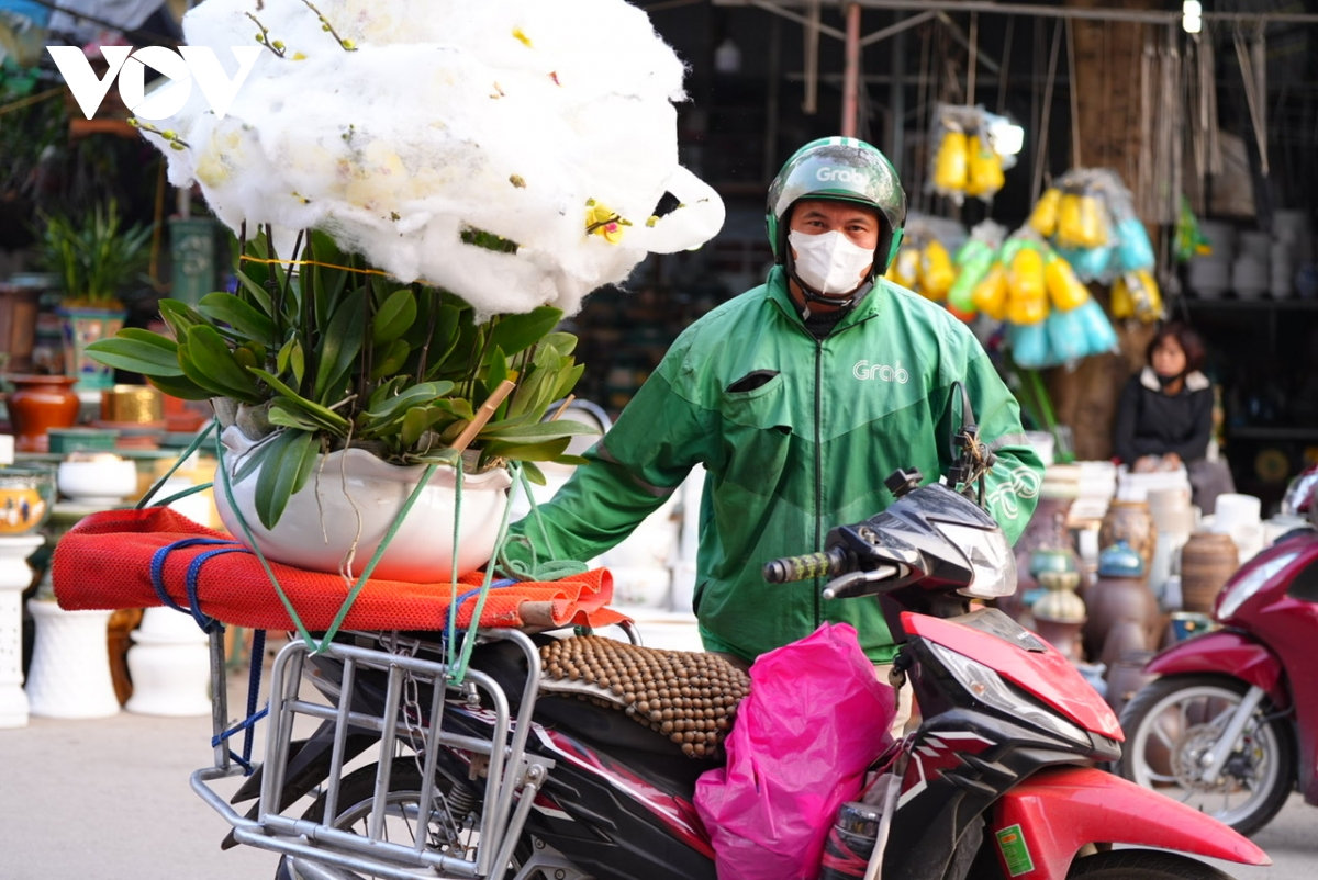 giap tet lan dao tien trieu, xe om nin tho tren tung chuyen xe muu sinh hinh anh 2