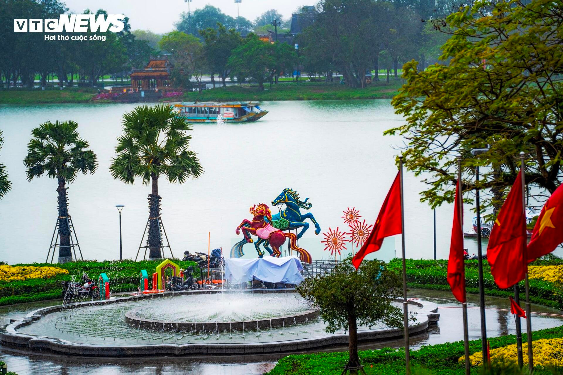 Đoá sen khổng lồ trong Kinh thành Huế và linh vật ngựa hút khách dịp cận Tết - 11