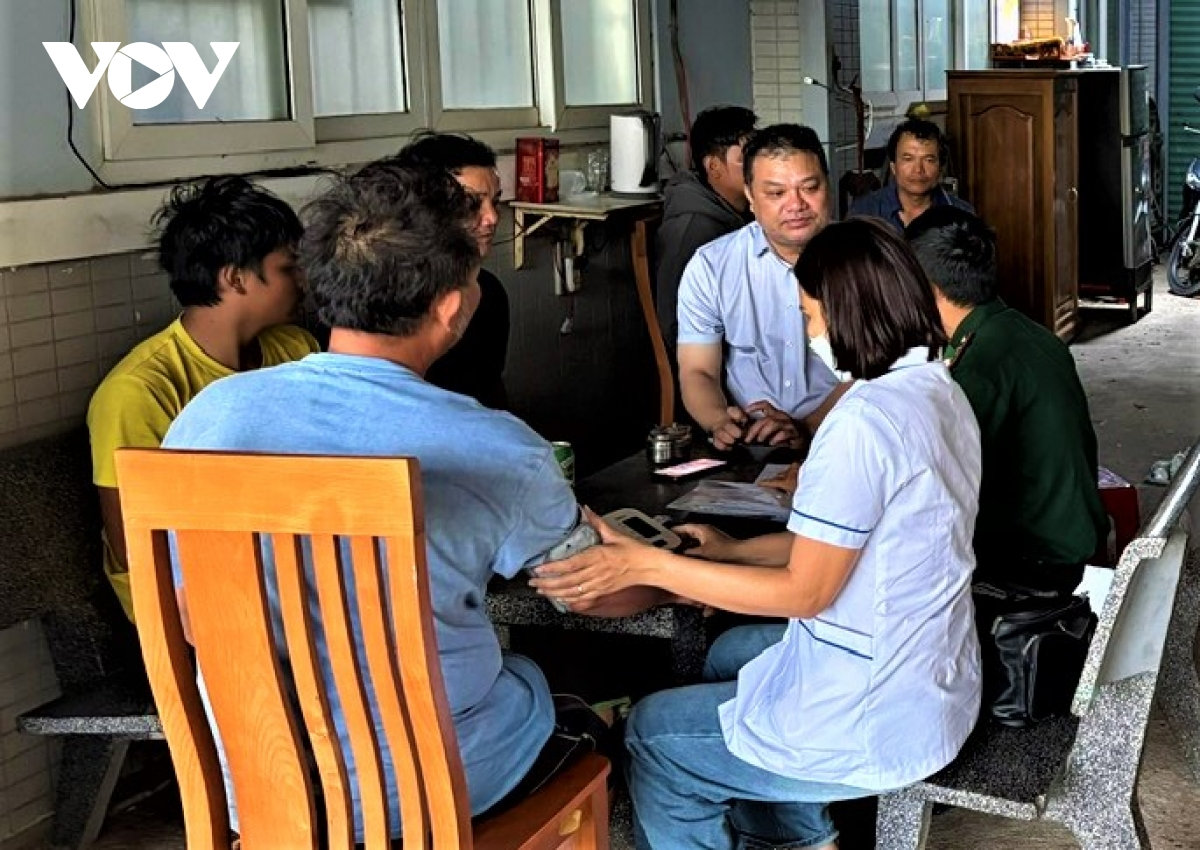 ho tro, cuu song 9 ngu dan khanh hoa bi nan tren bien hinh anh 2