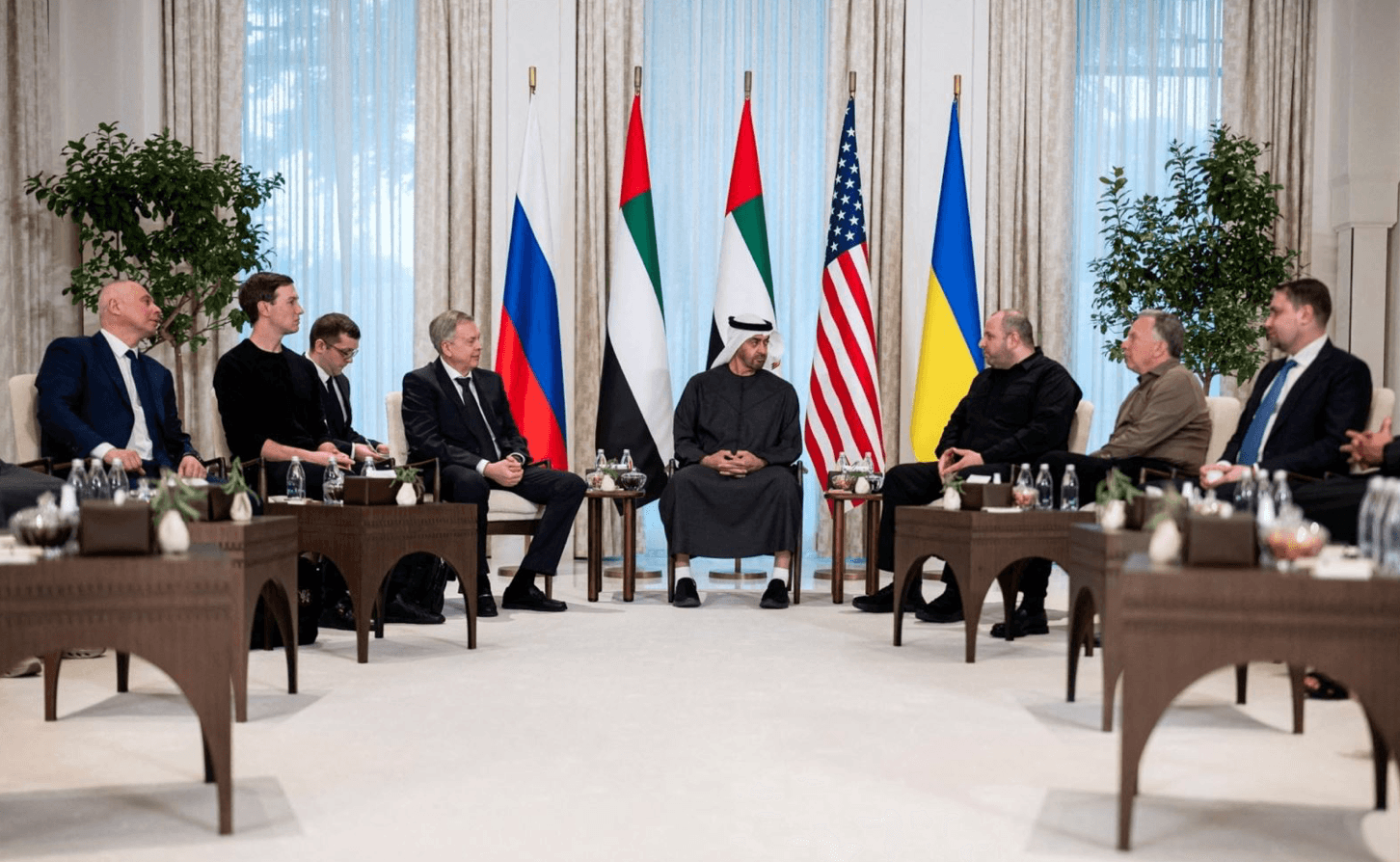 Tổng thống Các tiểu vương quốc Arập Thống nhất (UAE) Sheikh Mohamed bin Zayed al-Nahyan (giữa) trong cuộc gặp đại diện phái đoàn Mỹ, Liên bang Nga và Ukraine tham dự cuộc đàm phán ba bên, tại Abu Dhabi, ngày 23/1/2026. (Ảnh: Reuters)