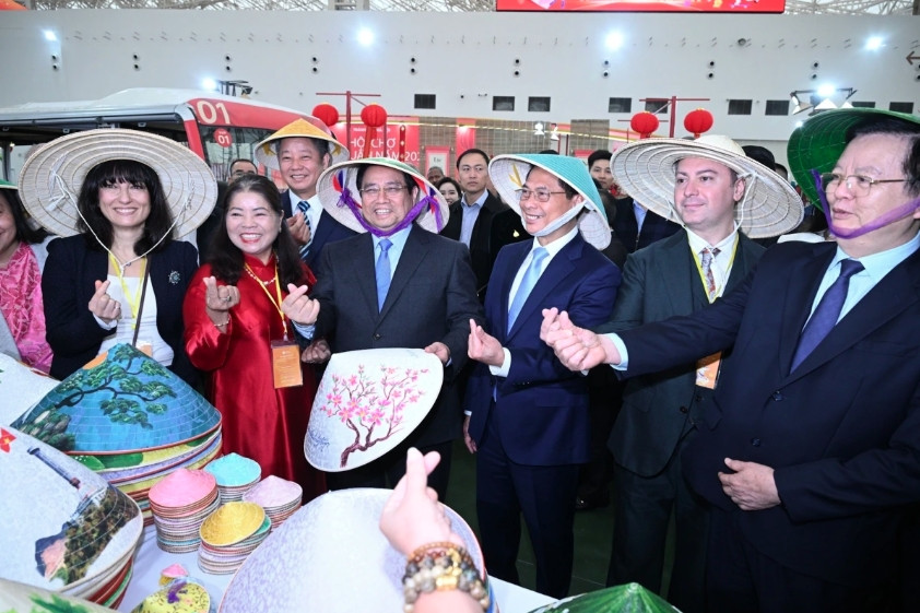 thủ tướng chỉ đạo quảng bá sản phẩm tại hội chợ mùa xuân hình ảnh 1 thu tuong chi dao quang ba san pham tai hoi cho mua xuan hinh anh 1