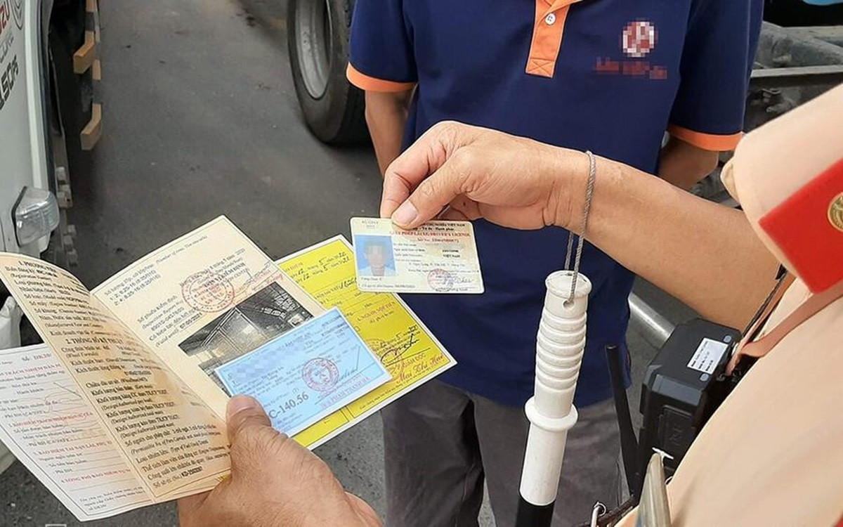 Khi điều khiển phương tiện, người dân có thể xuất trình các loại giấy tờ đã được tích hợp vào tài khoản định danh điện tử trên ứng dụng định danh quốc gia VNeID, ứng dụng giao thông của Bộ Công an VNeTraffic