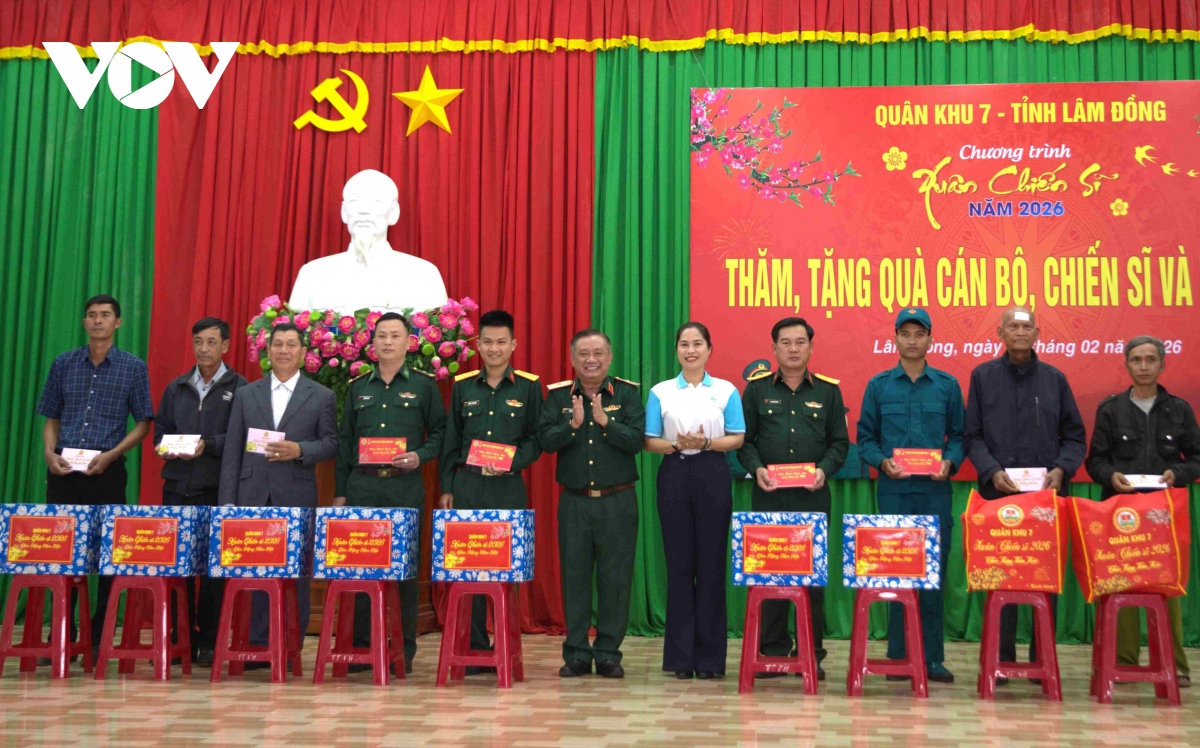 2.600 suat qua tet den voi quan dan bien gioi lam Dong hinh anh 2