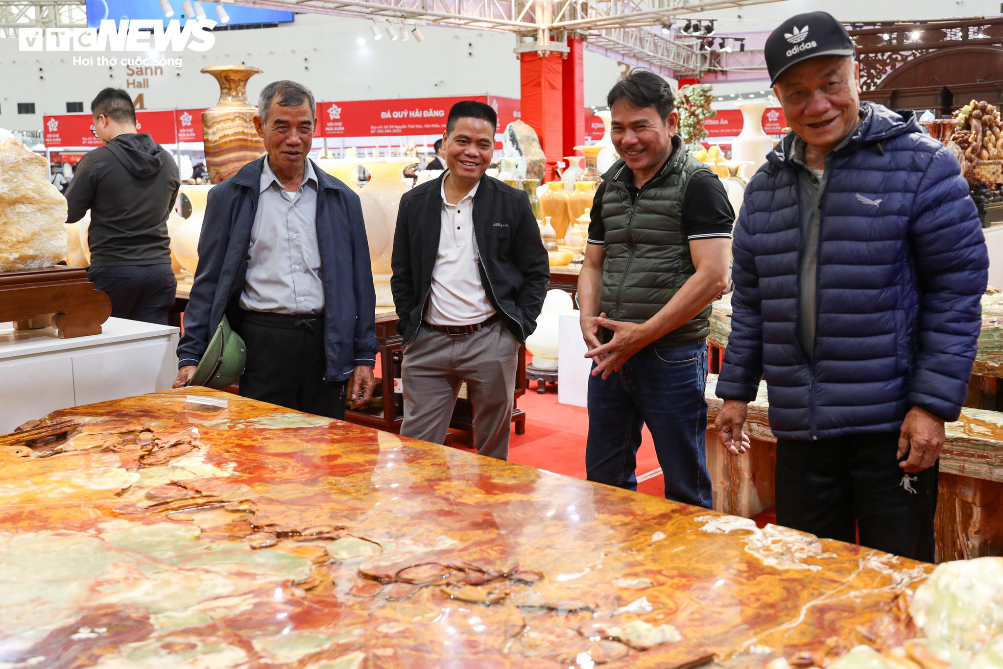 Choáng ngợp tranh đá quý, bàn trà gần 10 tỷ đồng tại hội chợ Mùa Xuân 2026 - 15