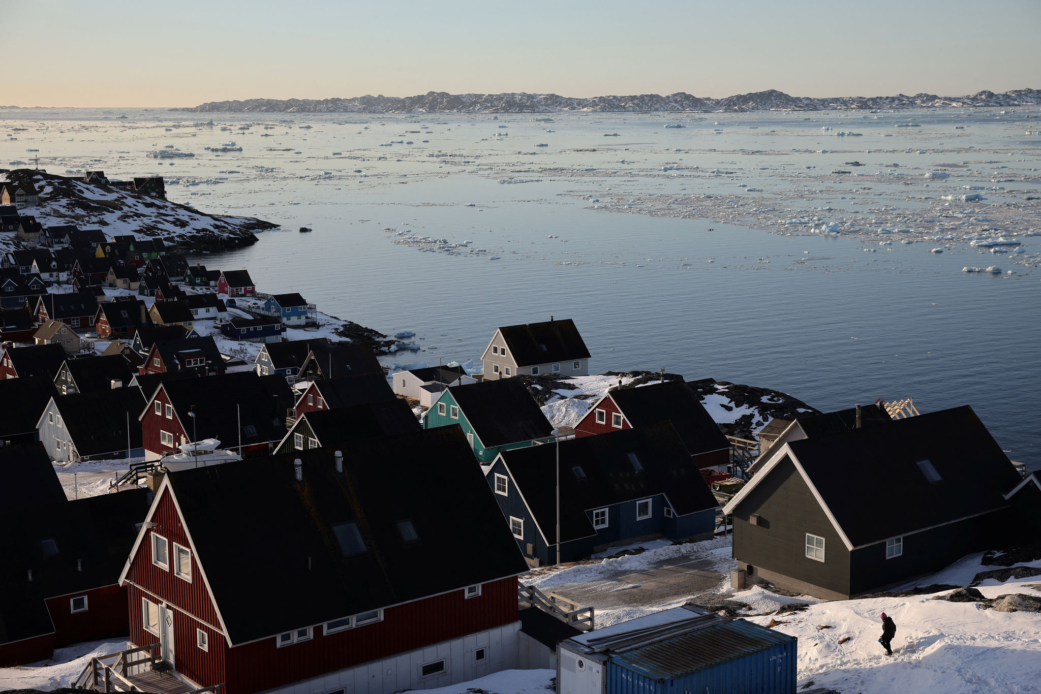 Do mạng lưới đường bộ hạn chế, người dân Greenland chủ yếu di chuyển bằng thuyền, trực thăng và máy bay giữa các thị trấn ven bờ phía tây. (Ảnh: Reuters)