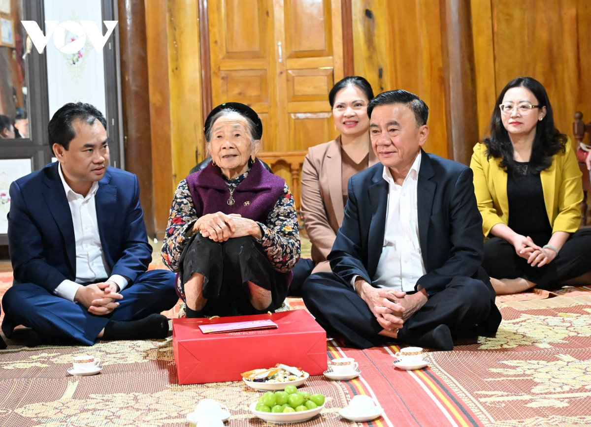 thuong truc ban bi thu tran cam tu tham, tang qua tet tai lao cai hinh anh 1