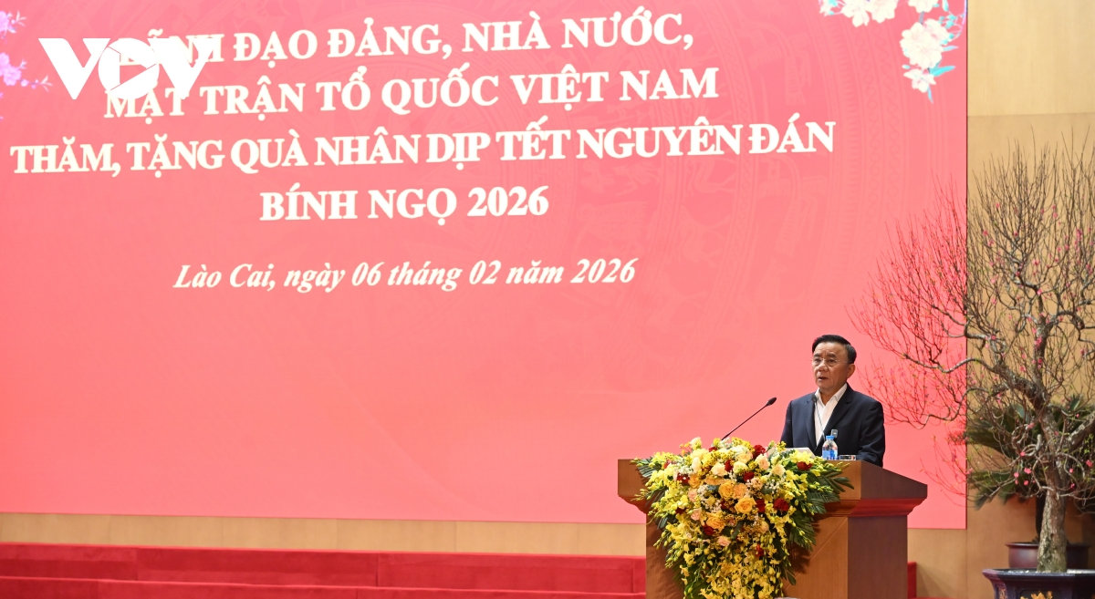 thuong truc ban bi thu tran cam tu tham, tang qua tet tai lao cai hinh anh 4