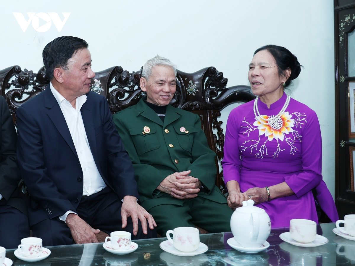 thuong truc ban bi thu tran cam tu tham, tang qua tet tai lao cai hinh anh 2