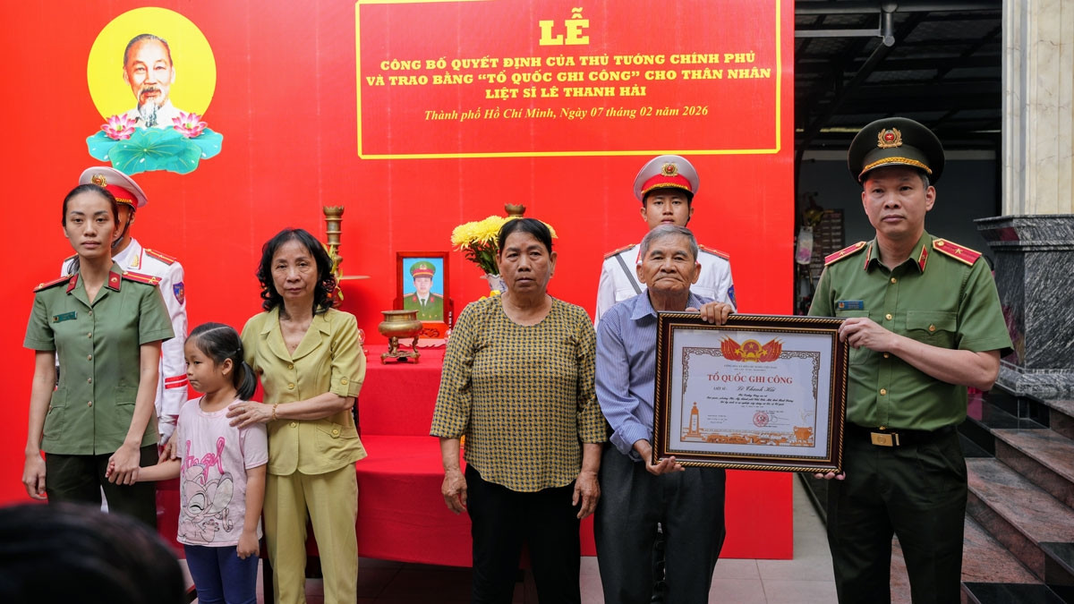 trao bằng tổ quốc ghi công cho Đại úy hy sinh khi vây bắt cát tặc hình ảnh 2 trao bang to quoc ghi cong cho Dai uy hy sinh khi vay bat cat tac hinh anh 2