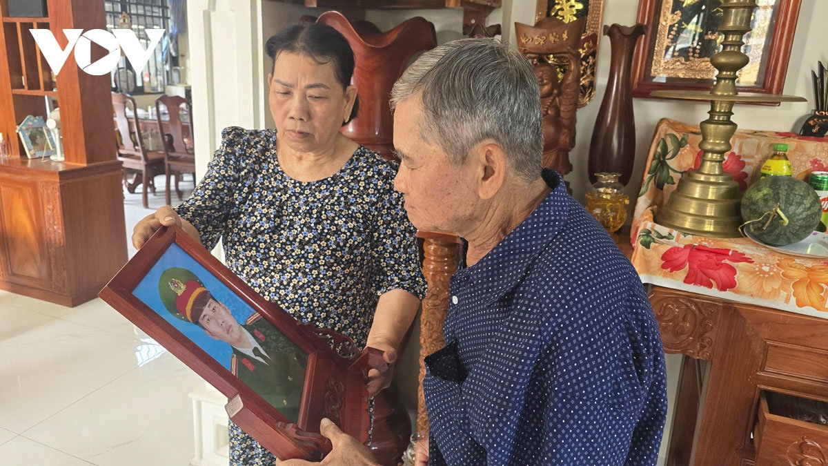 trao bằng tổ quốc ghi công cho Đại úy hy sinh khi vây bắt cát tặc hình ảnh 3 trao bang to quoc ghi cong cho Dai uy hy sinh khi vay bat cat tac hinh anh 3