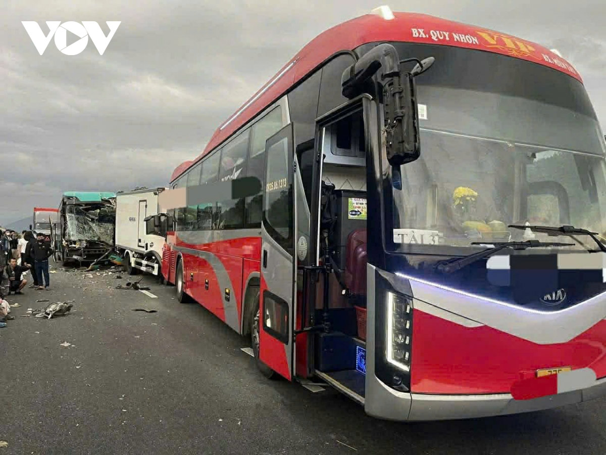 tai nạn liên hoàn trên cao tốc vân phong nha trang, lái xe mắc kẹt trong cabin hình ảnh 1 tai nan lien hoan tren cao toc van phong nha trang, lai xe mac ket trong cabin hinh anh 1