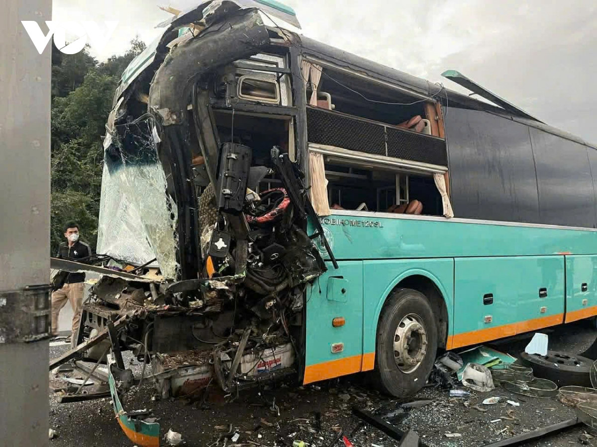 tai nạn liên hoàn trên cao tốc vân phong nha trang, lái xe mắc kẹt trong cabin hình ảnh 2 tai nan lien hoan tren cao toc van phong nha trang, lai xe mac ket trong cabin hinh anh 2